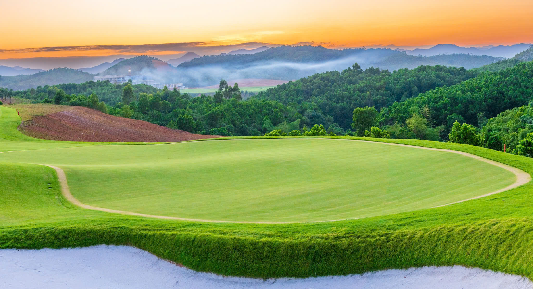 	Van Lang Empire Golf Club image 2