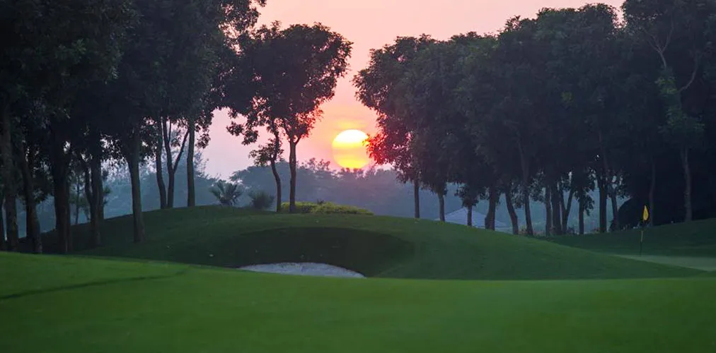 Sân golf Vân Trì image 2